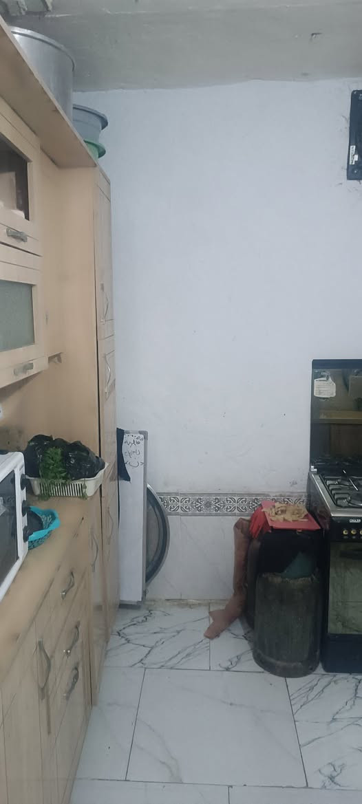 السلام عليكم 
معروض للبيع نصف دار خلفي 
المساحه,(١٠٠) م 
في منطقة حي الشهداء الشارع الخدمي 
قرب منزل الشيخ سالم 
بناء وسط مرمم عكاده 
يحتوي على 
استقبال وصاله وغرفه ومطبخ وصحيات السعر (٦٧) مليون 
للاستفسار الاتصال واتساب ***********
مكتب المدار الذهبي للعقار
