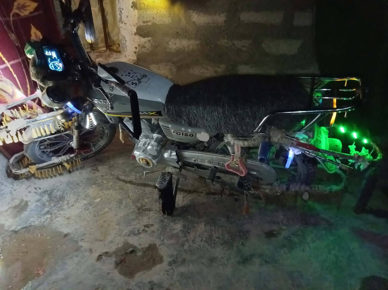 السلام عليكم ماطور للبيع خمسة كير كهربائيات كلها شغالة بالشرط محرك ما مفتوح موديل 24 السعر 750 وبيه مجال للتواصل الاتصال على الرقم ***********
