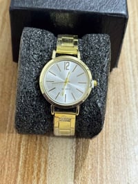 ساعة نسائية • ساعات يد