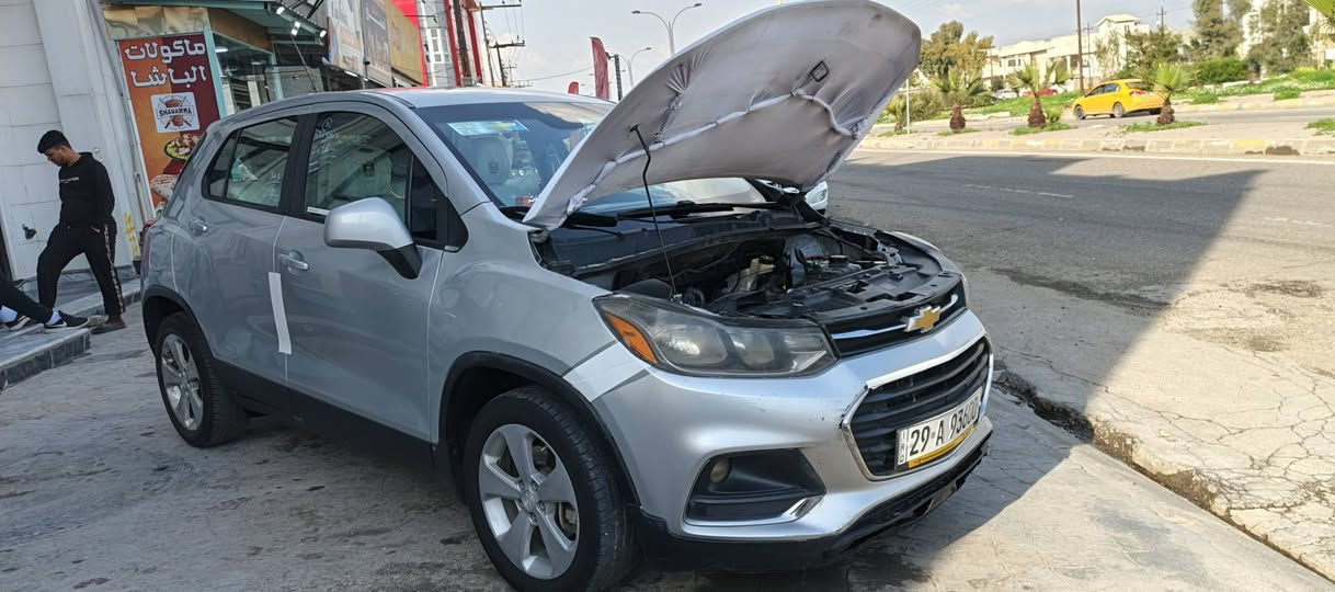 السلام عليكم... 
‏للبيع•او•مراوس.
‏شيفروليه تراكس (Chevrolet Trax).
‏لـــــون:رصاصي فضي. 
‏مــــحرك:1400-تيربو.
‏مــــوديــــل:2017.
‏تبــريد-تــدفــئه. 
‏حادثه:قطعتين بدون دواخل 
‏سنوية البارحه طلعته مشروع وطني تريد تحويل تريد وكاله رقم دولي جديد هزه جديد سنوية جديد... 
‏السيارة جاهزه مجهزه على اخر حبايه تجي تشغل او تطلع او ابد لا ترفع بونيد ولا تجيك على اي شي 
‏ملاحظة:دهن جديد. تايرات جدد. صدر جديد. 
‏السياره صارف عليه بكد شعر راسي...
‏رقم الهاتف:***********
‏العنوان:كركوك-حي عدن
