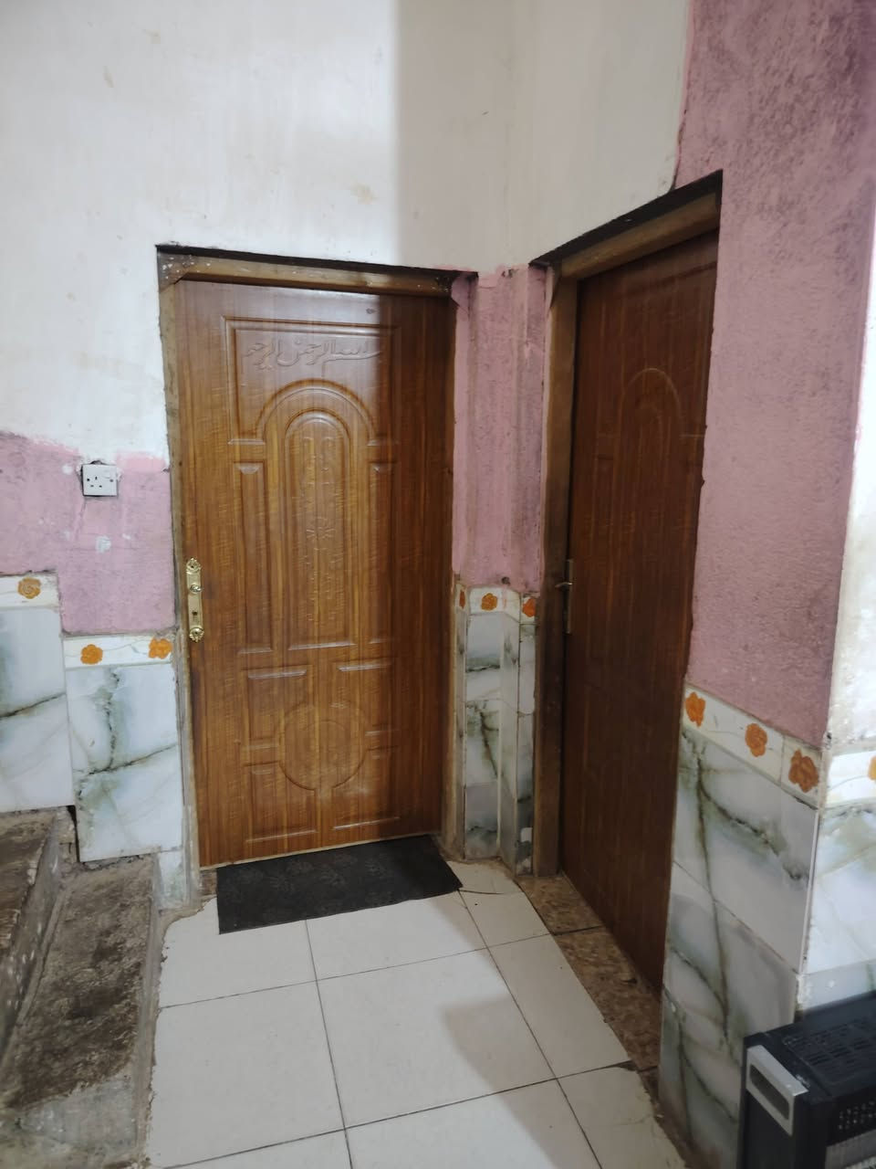 السلام عليكم بيت طابو صرف مساحة 150م يحتوي علئ 2 غرف نوم وصالة واستقبال مثل ما موضح بالصور بناء حديث كونكريت موقع الصدر الرابع قرب سيد عبدالله للاستفسار اتصال علئ الرقم ***********
