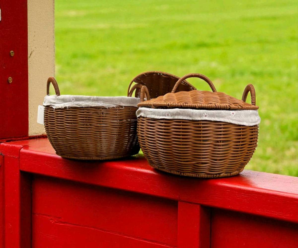 سلة خوص أنيقة مع غطاء، مثالية للتخزين أو للتنزه. مصنوعة من مواد متينة وعالية الجودة. مبطنة من الداخل بقماش ناعم ومزين بنقشات زهرية. مناسبة للاستخدام المنزلي أو الخارجي. تصميم جذاب يضيف لمسة جمالية لأي مكان.