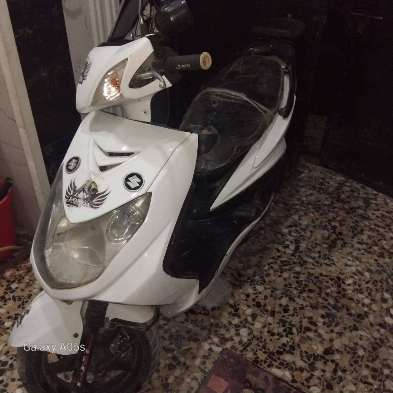 دراجه سكنس فحل مزوده تزويد خارجي المحرك نكره سلف جاهزه من كل النواحي نقص برغي مابيه دراجه ستخدام شخصي دراجه بانزين ودهن فقط ربع متصرف عليه للبيع السعر 650الف بيه مجال قليل بغداد الشعب الاتصال على ***********
