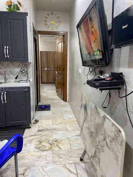 السلام عليكم دار للبيع في منطقه البنوك حي التربية فرع مثلجات الصفصاف مساحته (٦٨ م) واجته ٤  نزال ١٧  بناء ٢٠٢٤ يحتوي ع استقبال ومطبخ بارد وطبخ حار وغرفه نوم وخدمات نظام غربي  وحمام وطابق ثاني غرفه وخدمات غربي وحمام  وسطحين ونظام الشبابيك الألمنيوم  سعره ٣٤٠ وبيه مجال للاستفسار اتصال رقم ***********.
