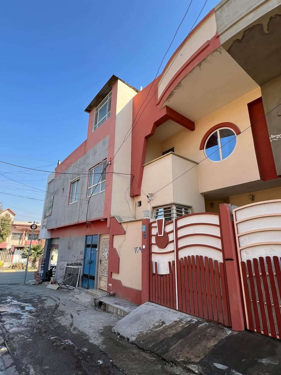 🔴دار للإيجار مساحة 120 متر الواجهة 6 متر✨
🔴طابقين بناء حديث💥
1️⃣الطابق الاول : غرفتين نوم + هول + أستقبال + مطبخ + كراج + صحيات 🚾
2️⃣الطابق الثاني : غرفتين  نوم + هول + صحيات 🚾
🔴موقع مميز جدا 💥
🌍الموقع / حي السكر قرب ((سانكو مول 🏢 )) 
🔴يبعد عن سايدين السكر 50 متر 💥
للاستفسار
 ☎️ أسيا ***********
أو
☎️ كورك ***********
🌐عنوان المكتب / الموصل _ حي الزراعي قرب جسر السويس 🔥 
📌نستقبل عقاراتكم وطلباتكم العقارية .
