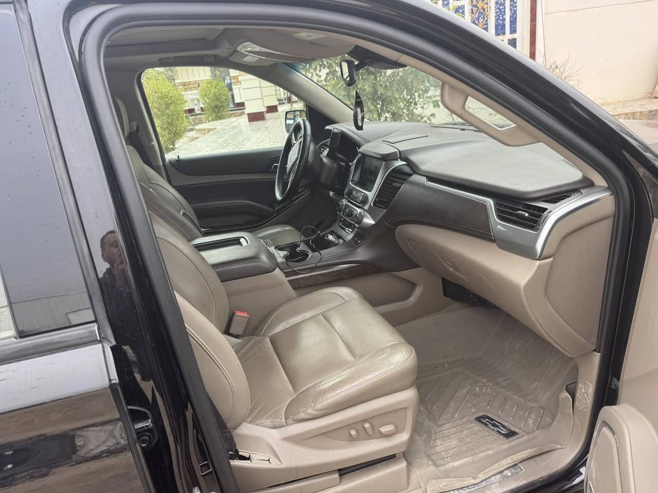 للبيع تاهو بلاك توب فول 2020 رقم بغداد بسمي حادث جاملق يمين والخلف بارد بيه سونار  ***********
