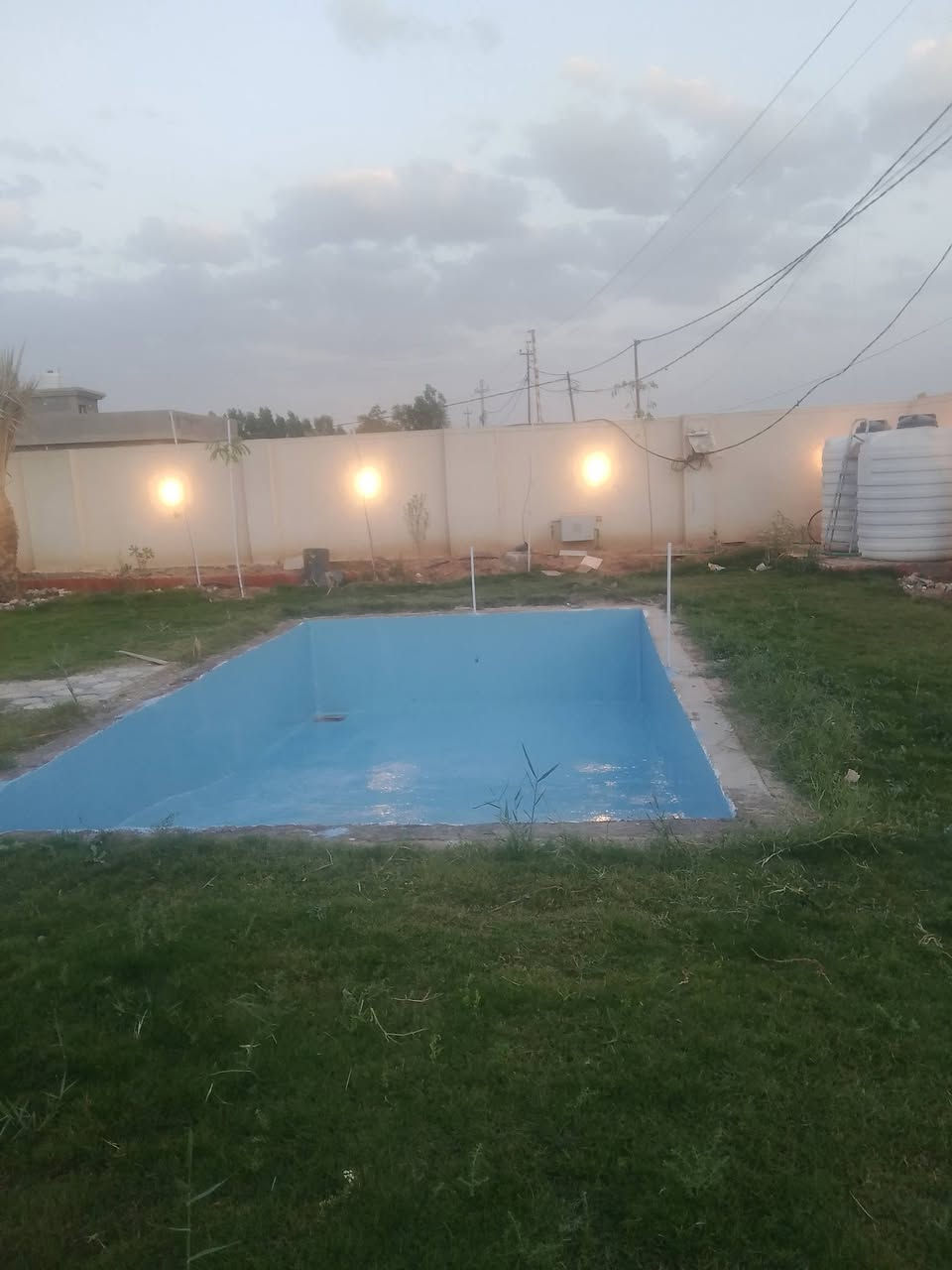 علي المعالجات الايبوكسي نعمل الجميع الارضيات الاسطح والمسابح اعمل جميع الكراجات والمعامل بغداد***********
