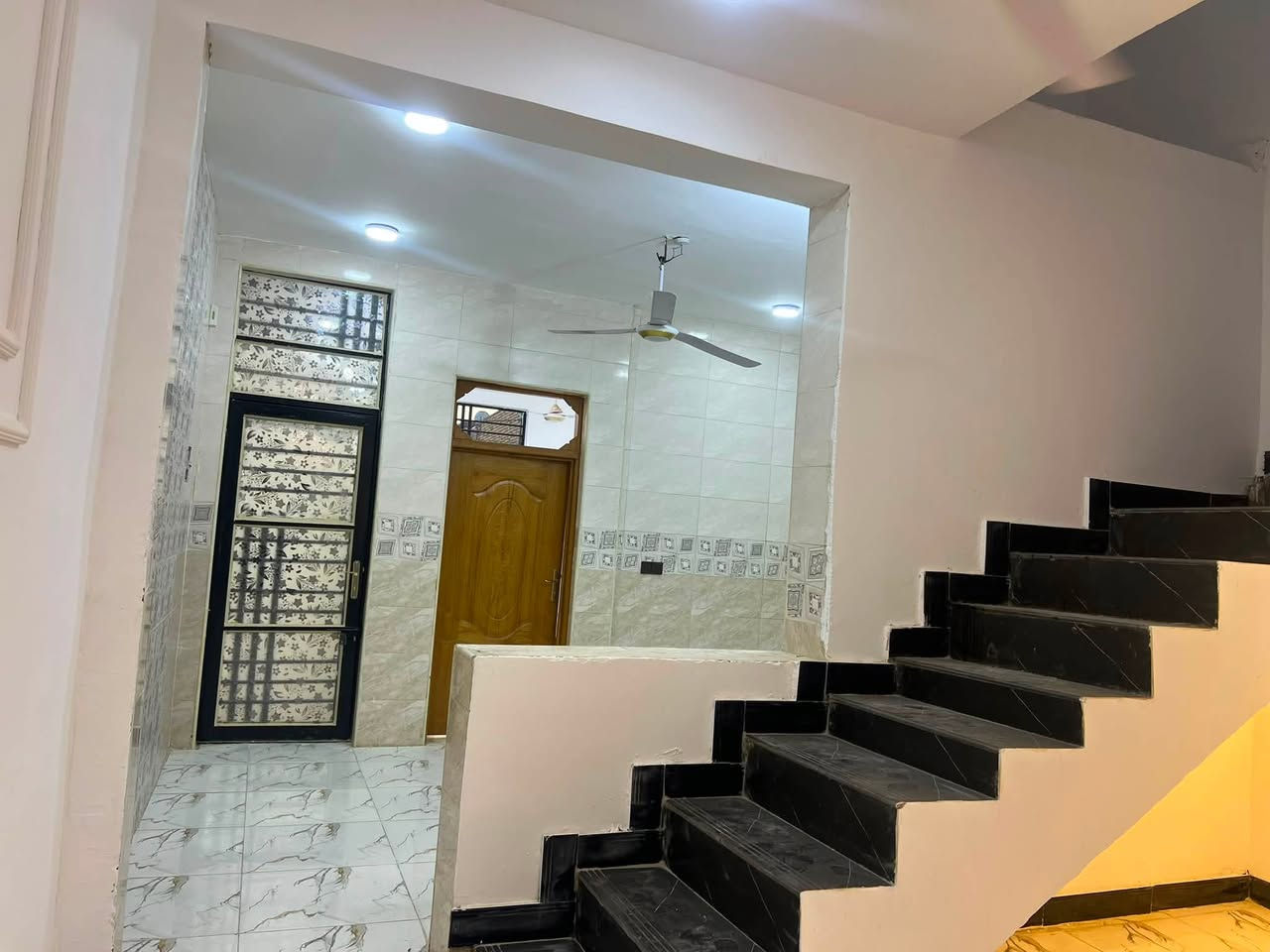 ايجار ايجار المساحه ١٠٠ متر
البيت ما مسكون كامل مولده وخلاطات كيزرات ثنين وخزان 
العنوان نجف شارع للمطحنه مكانه كلش حلو 
السعر ٢٥٠ اي ستفسار مراسله الصفحه او واتساب ***********
