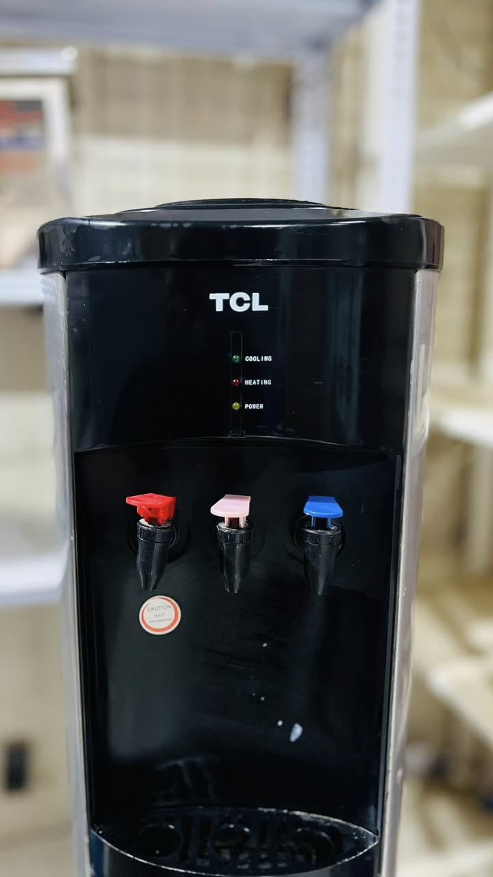 #معرض_الثقة ..
براد ماء  TCL ✔️
⚡️⚡️⚡️
• براد عمودي بتصميم أنيق باللون الأسود والفضي.
• مقاوم للصدأ (ستنلس ستيل).
• 3 حنفيات للماء البارد والساخن والعادي.
• يعمل بهدوء وبأقل مستوى من الضوضاء.

#استعمال_قليل

بسعر : 50 الف 🔥🔥🔥

____________________________________
📍للحجز والاستفسار مراسله البيج خاص او الاتصال على الرقم /‭. ***********
____________________________________
🚩عنوان المعرض/زين القوس(حي الحوراء)
/شارع المدارس/قرب مدرسة رقية للبنات
/رابط كوكل ماب(google maps)⬇️
معرض الثقة
‏https://maps.app.goo.gl/Dfkfc9o1qDLjYV6T9
