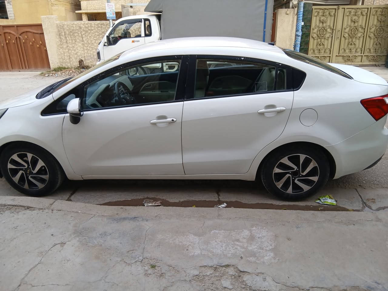 كيا ريو ٢٠١٤ خليجي للبيع او مراوس النترا او فورتي
بدون حادث بيهة قطع صبغ اثر شخوط
الدواخل و الشواصي مكفولة
مكينة ١٦٠٠ دوش ما مفتوحة و الكير ما مفتوح
سيارة فول مواصفات عدة الفتحة
نضام ايكو
تحكم ستيرن جهتين 
مري شفط + تحكم كهرباء 
جام اوتو + انضمة قيادة 
رقم بصرة مشروع وطني باسمي السيارة
العنوان بغداد الدورة السعر ٨٣ وبي مجال
***********
