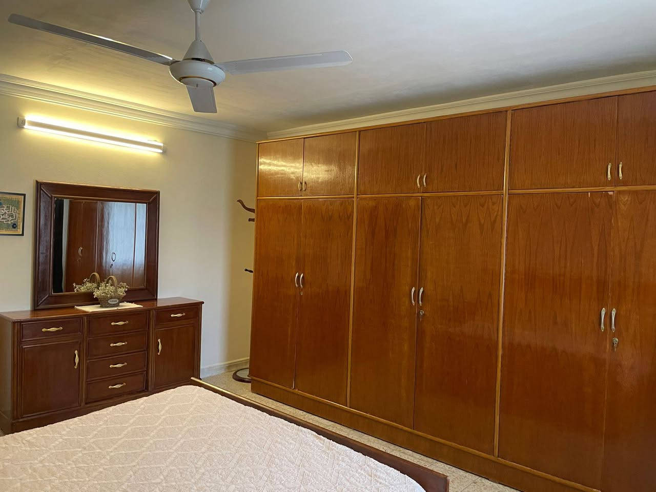 اثاث للبيع
جرباية نفر عدد ثنين مع كنتور صغير وكومديات ثنين 750
كنتور ٣ خانات 650
غرفه نفرين كامله كنتور ٦ ابواب مع الدوشك 950
جميعها غرف صاج ظهر وبطن🤎
طباخ خمس عيون 150
للتواصل 
***********
