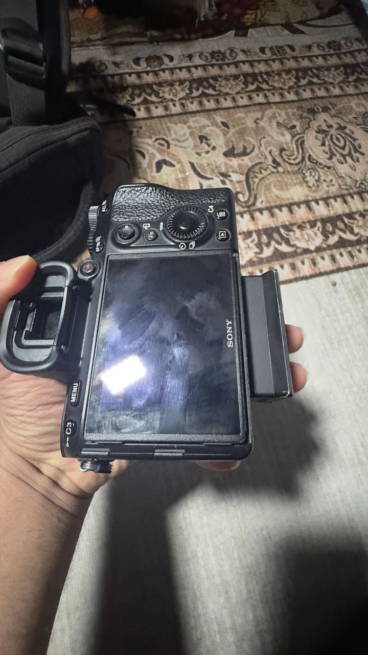 � للبيع | Sony A7 III (Mark 3)
الكاميرا نظيفة جداً / شبه جديدة وتشتغل 100% بدون أي مشاكل.

المواصفات:

 • فل فريم 24.2 ميگابكسل
 • تصوير فيديو 4K
 • فوكس سريع (Eye AF)
 • تثبيت داخل الجسم 5 محاور
 • تصوير متواصل 10 صور بالثانية
 • أداء قوي بالإضاءة الضعيفة
 • بطارية NP-FZ100 قوية

مناسبة للتصوير الاحترافي، الأعراس، التخرجات، والفيديو 🎥📸

💰 السعر: خاص
📞 رقم التواصل: ***********
