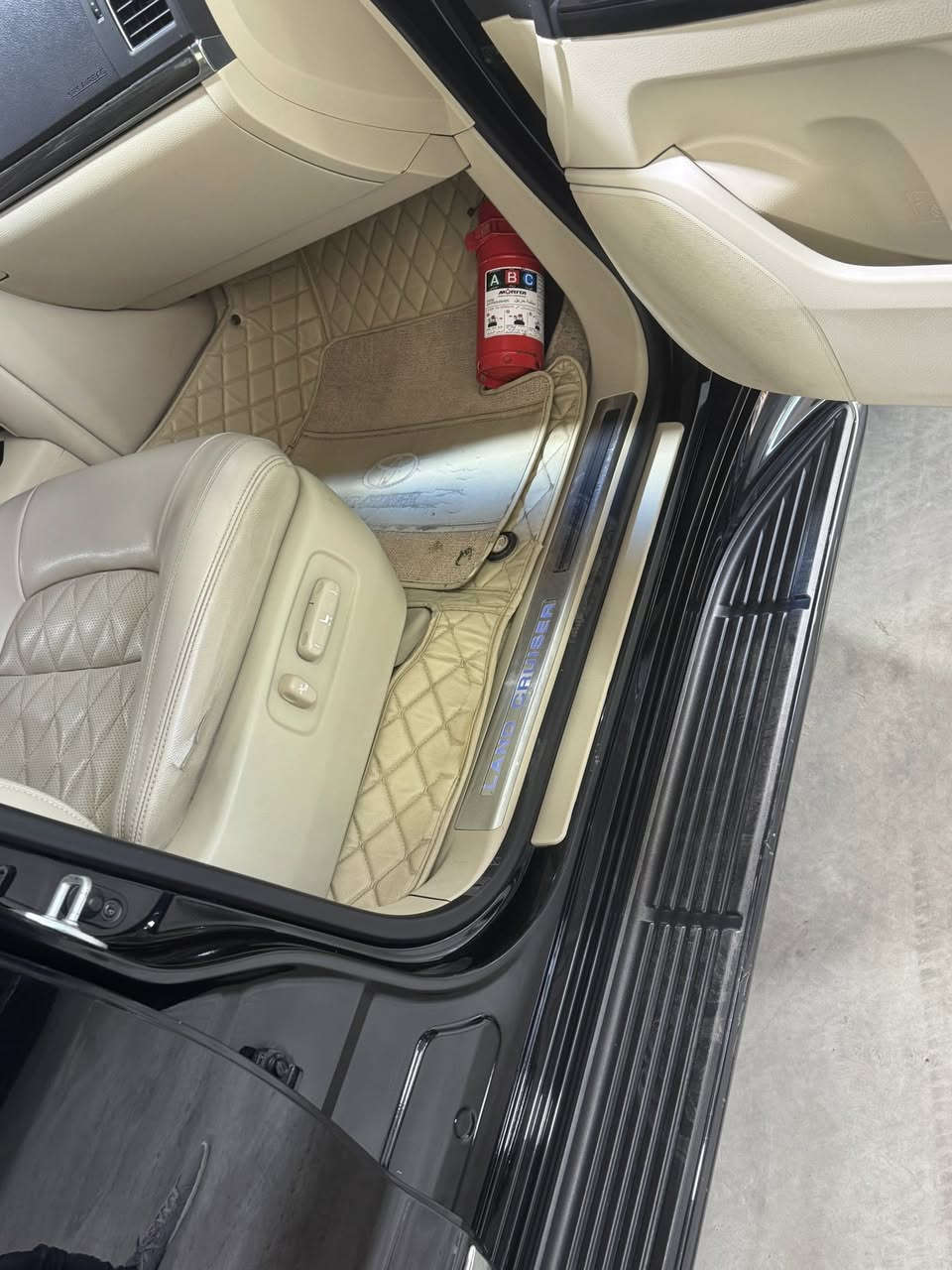 السلام عليكم 
لاندگروز شركات فول مواصفات 
موديل 2020
السياره ماشيه 94 الف 
بيها جاملغ امامي جهه السايق مبدل فقط نفس اللون بلادي بدون دواخل 
السياره جاهزه من كلشي بدون اي نقص 
بغداد بأسمنه 
مكينه 6 سلندر 
فول مواصفات 
العنوان بغداد الكرخ الجوادين 
للاتصال ع ‭0770 724 2931‬ 
السعر 50000 يعني خمس شدات بيها مجال بصيط
