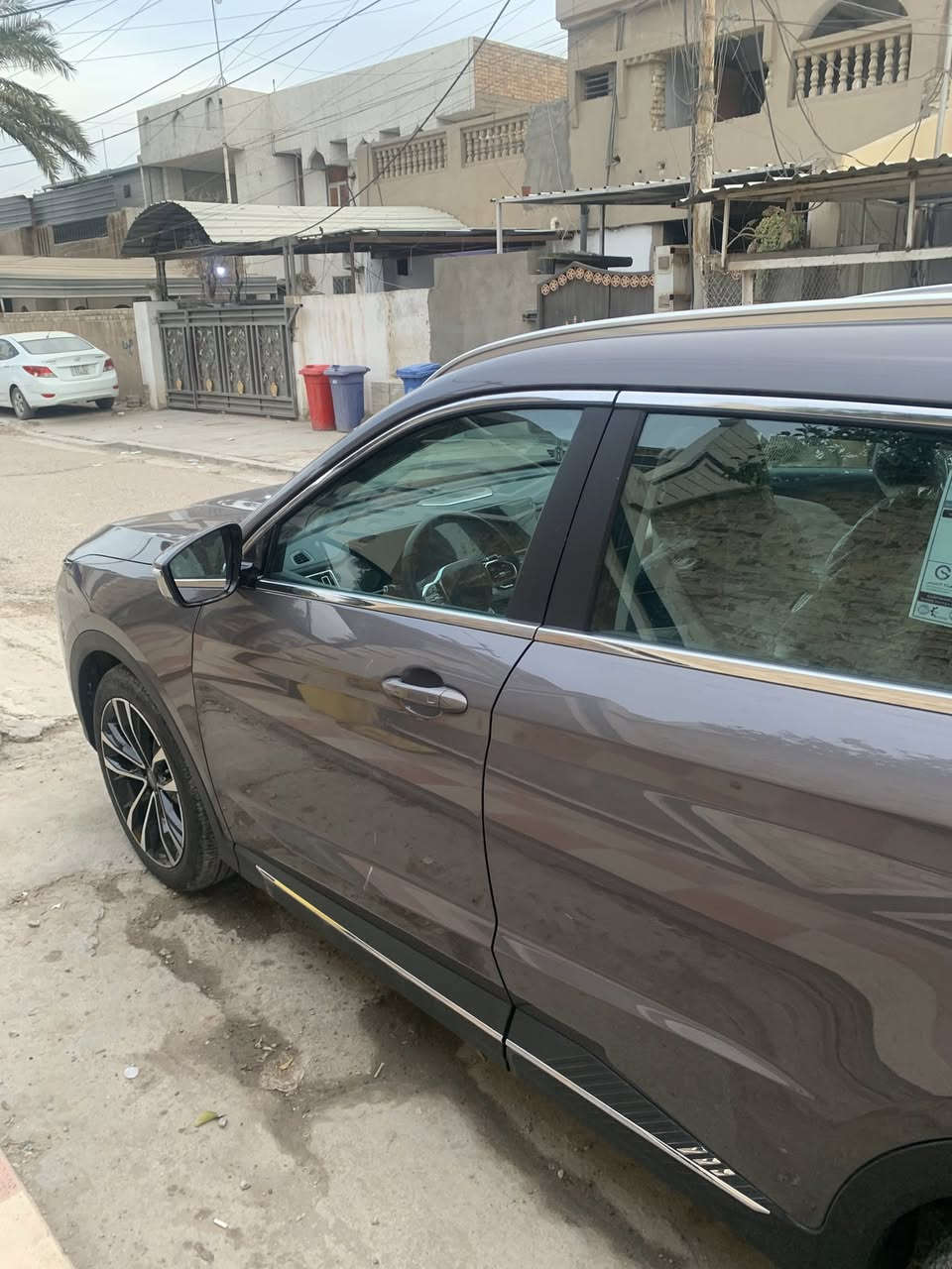 🔴 السعر : اتصال ***********
سيارة سوئيست S07 1.6L PREMIUM.   2026.     5
نظرة عامة:
سيارة سوئيست S07 1.6L PREMIUM موديل 2026 (مواصفات خليجية) هي SUV عائلية بثلاثة صفوف تتسع لـ7 ركاب، مقدمة من شركة آفاق الخليج للوكالات التجارية، الوكيل الرسمي في العراق. تجمع بين الأداء القوي، التقنيات المتطورة، والراحة الفاخرة.
المواصفات الفنية:  
المحرك: 1.6 لتر تيربو، 4 أسطوانات، 197 حصان، عزم 290 نيوتن-متر.  
ناقل الحركة: أوتوماتيكي دبل كلاتش 7 سرعات.  
استهلاك الوقود: 8 لتر/100 كم.  
العداد: 1800 كم.  
الضمان: 6 سنوات/200,000 كم (أساسي)، 10 سنوات/مليون كم (محرك للمالك الأول).
المميزات الرئيسية:  
تصميم عصري: إطارات 20 إنش، فتحة سقف بانوراما، إضاءة LED أوتوماتيكية.  
تقنيات ذكية: شاشة 24.6 إنش، كاميرات 540 درجة، قيادة شبه ذاتية، رادار تفاعلي.  
أنظمة أمان: تحذير التصادم، كبح طوارئ، مراقبة النقاط العمياء، 6 وسائد هوائية.  
راحة فاخرة: مقاعد جلدية كهربائية (السائق مبرد)، تكييف ثلاثي المناطق، ثلاجة مدمجة.
