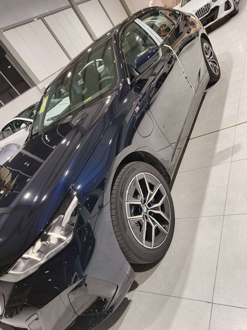 السلام عليكم ..
BMW I5 40 L 2025 
 كهربائية بالكامل  
المحرك والأداء: محرك كهربائي واحد يولد قوة 340 حصاناً ..
البطارية والمدى: بطارية ليثيوم أيون بسعة 91.2 kWh
 توفر مدى قيادة تقديري  713 كم حسب دورة القياس (WLTP/EPA).
الشحن: تدعم الشحن السريع بالتيار المستمر (DC) بقدرة تصل إلى 205 كيلوواط، مما يسمح بشحن من 10% إلى 80% في حوالي 30 دقيقة.
التصميم: سيدان رباعية الأبواب، تتسم بالفخامة مع شاشات منحنية مزدوجة (12.3 بوصة للعدادات و14.9 بوصة للمعلومات) بنظام تشغيل 8.5.
النسخة الطويلة (L): توفر مساحة أرجل أكبر في الخلف، وهي موجهة لتعزيز الراحة الفائقة.
الإضافات: إضاءة محيطية تفاعلية (Interaction Bar)، خيارات نظام صوتي harman/kardon ، ونظام تعليق متكيف.
بالاضافة الى المواصفات الاخرى   
عنوان السيارة معارض دهوك الجديدة  
ويوجد ايضا bmw i5 35 l 
 وسيارات كهربائية اخرى  
لأي استفسار اخر التواصل مع الرقم ***********  اتصال او واتساب
