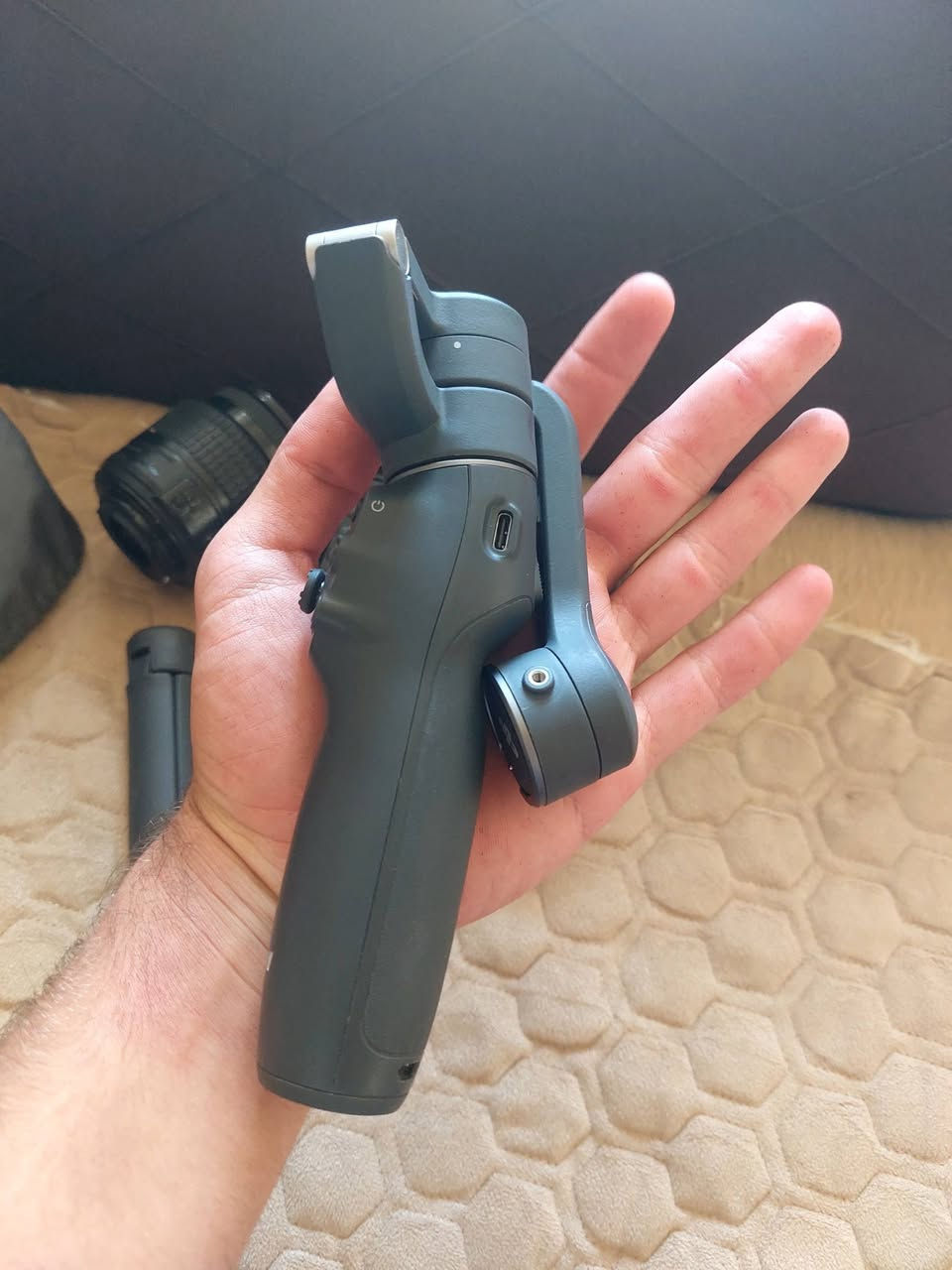السلام عليكم كامرة نيكون 3300 dللبيع مع كامل ملحات شاحنة اصلية وبطارية ورام 16 كيكة واوزموا dji 6 مع جنطة للاتصال ***********
