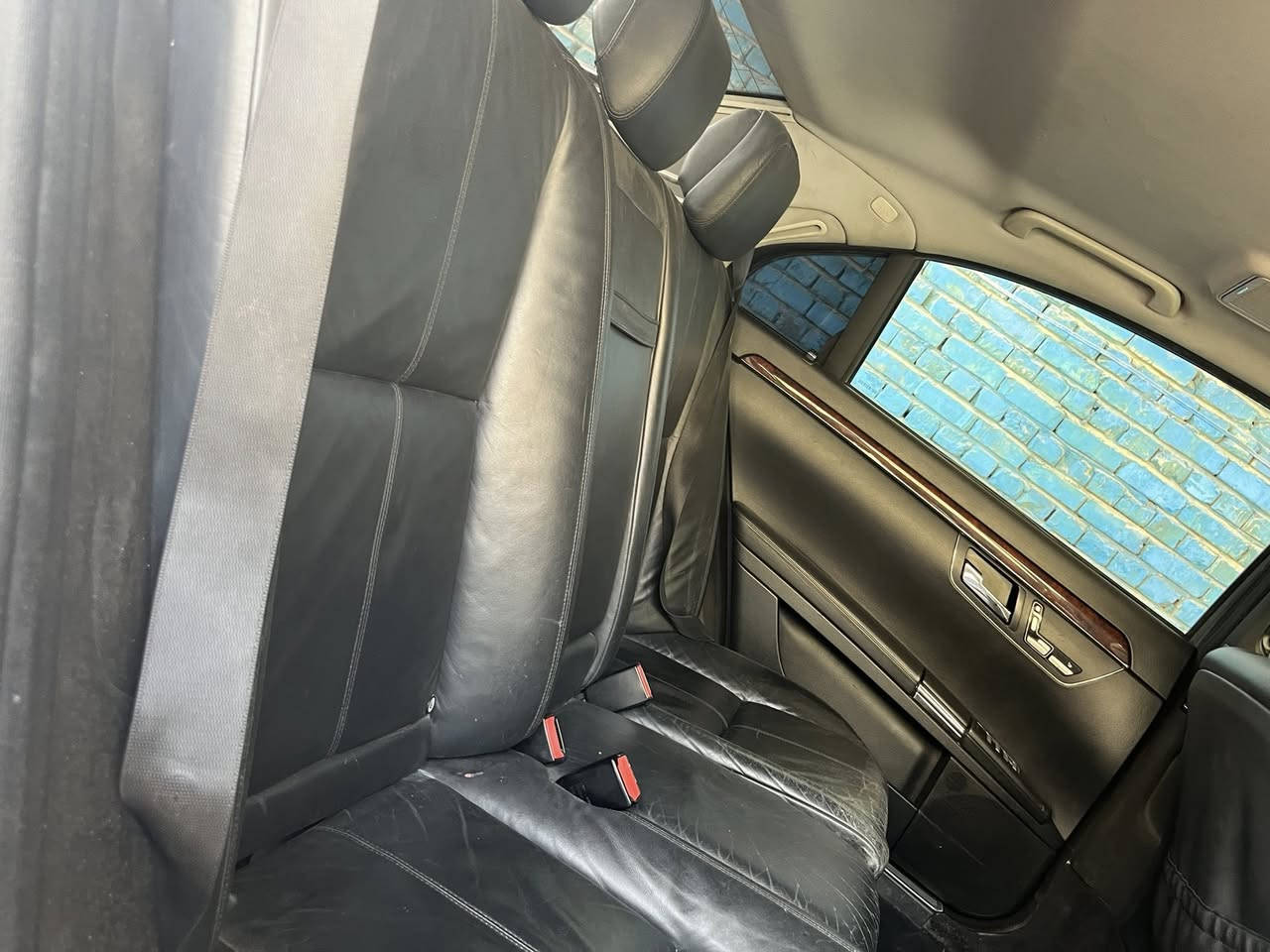 Mercedes s550 2010 مرسيدس اس / باب طويل
للبيع  
عليها كت كامل AMG 2013 
المواصفات فول 1/1 :
- محرك v8 عقل الفوك المرغوب
- فتحة سقف SlideRoof
- ابواب شفط كهرباء
- صندوق كهرباء
- داخل لون اسود و قهوائي مطعم ب صاج
- كشنات جلد + خزن Memory
- كشنات كهرباء امامي / خلفي
 + كاميرا خلفية
-  و تحكم خلفي
- ثلاجة خلفية
- مري شفط / اشارة بالمري
- ماوس تحكم + تحكمات ستيرن
- حساسات اصطفاف امامي / خلفي
- سيدي جينجر 6 اقراص
- سستم صوت HarmanKardon
- ستيرن كهرباء و تدفئة
- تبريد منفصل + قطعتين مع تحكم خلفي
- لايتات داينمك اوتو Dynamic 
- بردات ابواب + برده خلفية
- تچاوي كهرباء امامي + خلفي
بيها استمارة حجز إلكترونية للتسجيل 
السعر ٦٥ ورقه بيها مجال
السيارة كل شي بيها بلادي و كل اوبشناتها شغاله
تايرات جدد شادها 
***********
‎عنواني النجف
