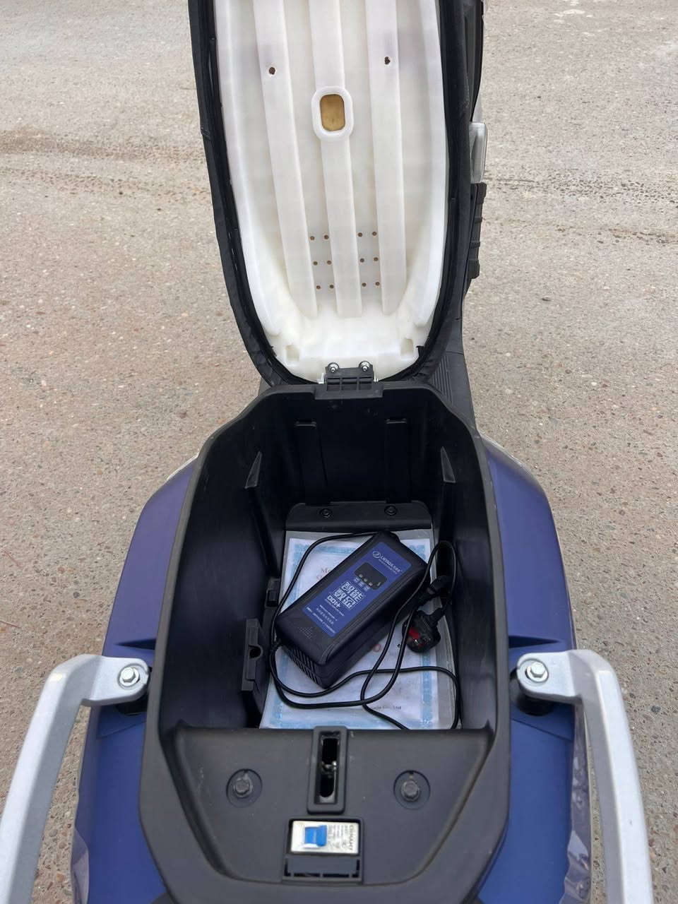 سلام عليكم ورحمه الله وبركاتو 
دراجه شحن الصاعقه موديل 2025 
ملف 2000 عدد البطاريات 6 كبار جرافك
عدد التحويلات 3 عداد السرعه 75 
عداد الكيلو متر 1355تقطع مسافه 70 k
لون مميز نيلي الملكي السعر 950 وبيه مجال بسيط جدا مكاني بغداد الزعفرانيه للااستفسار اتصل ***********
