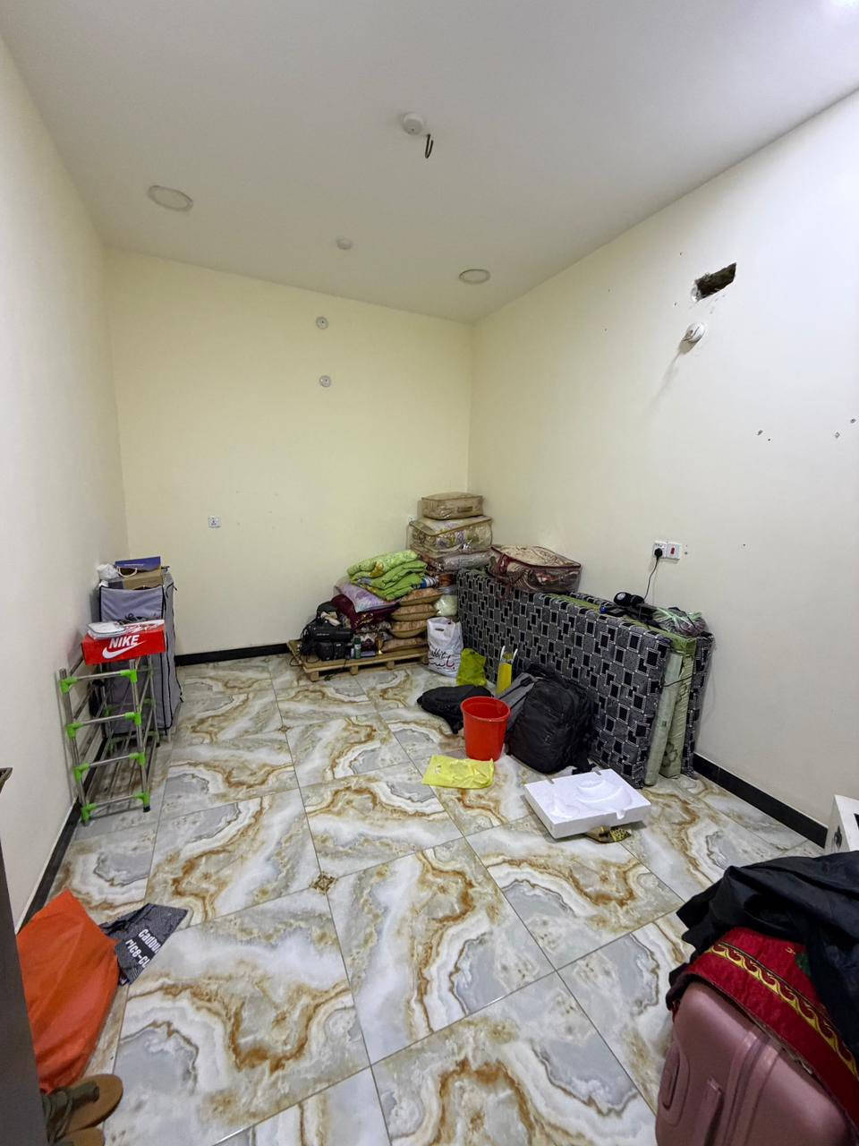 بيت للايجار
حي العسكري قرب المحيط المساحه 150 بناء جديد
طابق ثاني باب معزول 
يحتوي ع غرفتين نوم 
+ صاله+ استقبال+ مطبخ وحمام 
للاستفسار الاتصال على الرقم ***********
