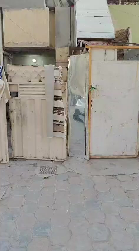 السلام عليكم بيت البيع في منطقه الشهداء الاولى بل المربع الذهبي شارع عريض منطقه هادئه قريب على الشارع العام المساحه 85 واجهه 4 ونص نزال 20 طابقين يتكون من مشتمل معزول الايجار الطابق الارضي كراج وصحيات وستقبال وصاله صغيره وغرفه نوم وترك مشترك البيت حايط واحد مع الجيران السعر 115 مليون رقم الهاتف ***********
