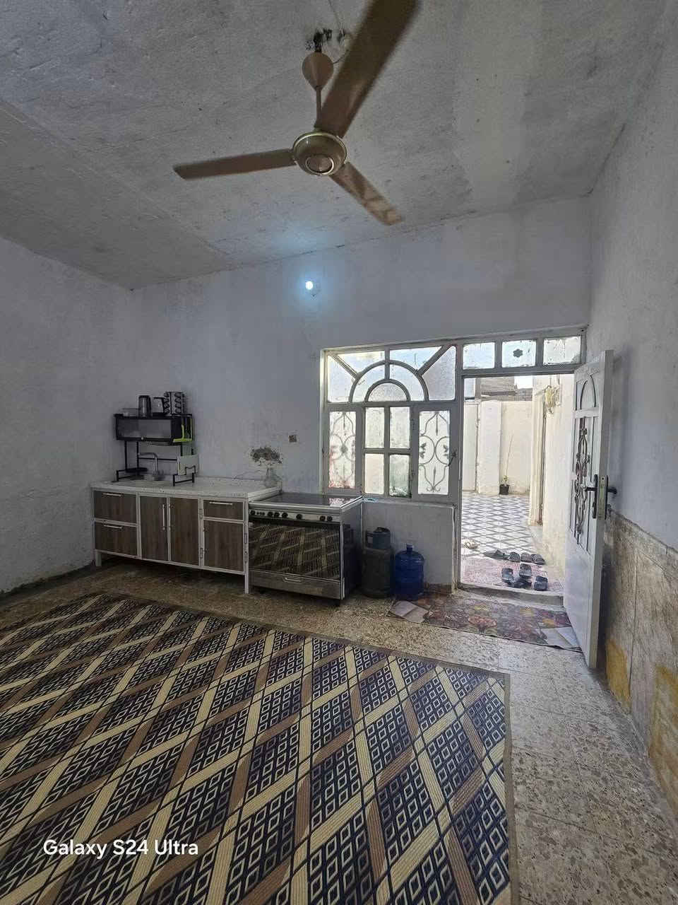 بيت لبيع بشارع المطار القديم المساحه ١٥٠متر الساس كونكريت السكف عكاده البناء بلوك يحتوي على غرف ٢ وصاله ومطبخ وستقبال ومكشوفه وصحيات وطارمه السعر ٣٤ وبي مجال قليل  للستفسار ***********
