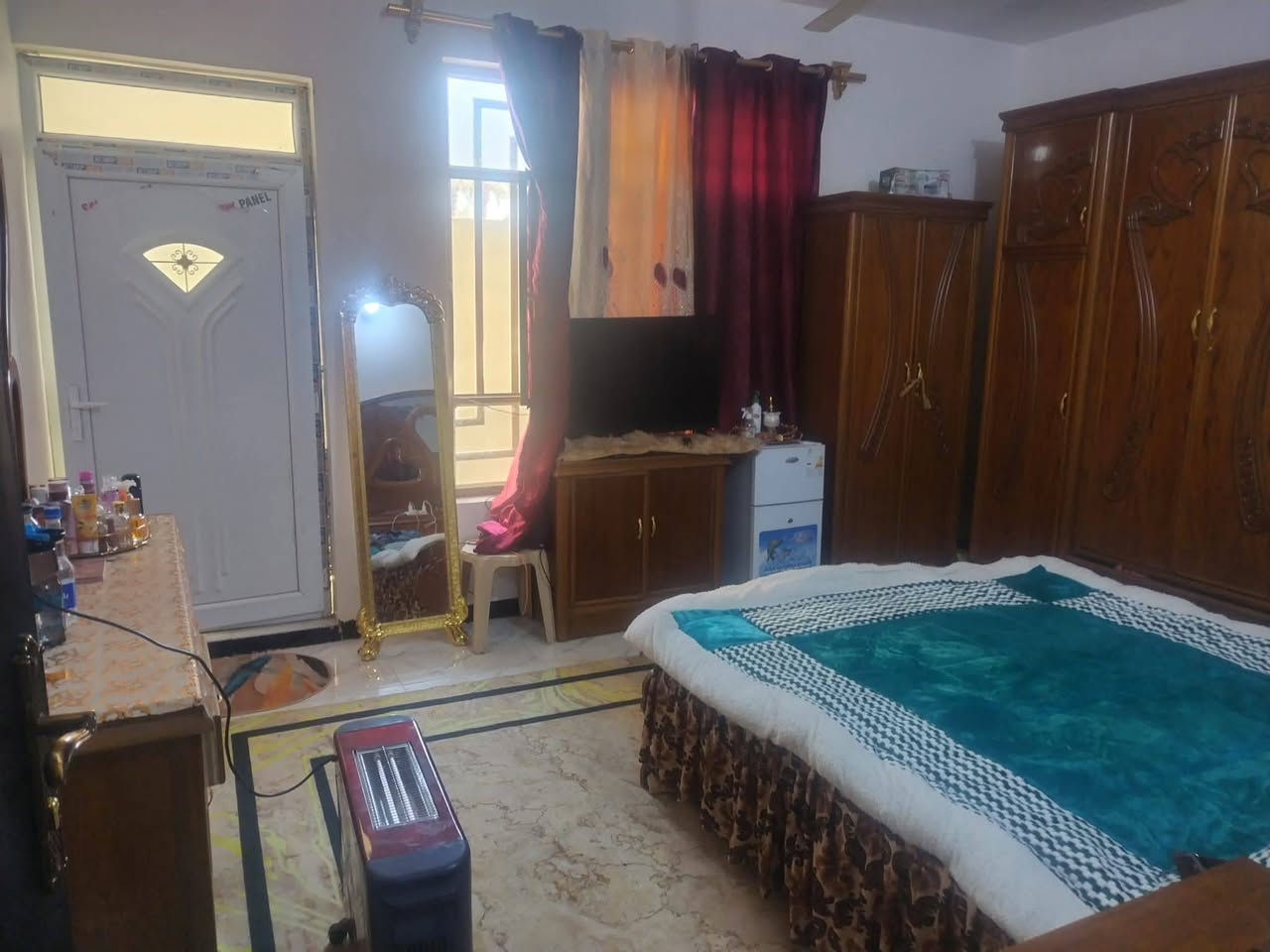 دار للبيع  نقد او اقساط او مراوس 
 مساحه 220 طابق ونص البيت مأجر ب ٤٥٠ الف حاليا
 الدوره هورجب قرب المدارس والسوك كامل خدمات تبليط ومي وكهرباء
3غرف نوم كبار  + غرفه سويت💎
مطبخ كبير
صاله كبيره
استقبال ضيوف 7X3.5ونص✨
البيت كامل ارضيه وسيراميك واجهيه الاستفسار ***********💎
*********** او مراجعه المكتب
السعر 135💎
