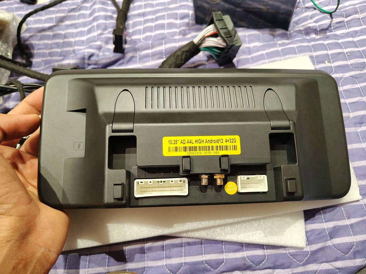 شاسةمزاد اعلى سعر ابيع  اقره الموصفات👇
شاشة نظام وسائط متعددة (Multimedia) تعمل بنظام أندرويد مصممة خصيصاً للسيارات، وتحديداً لسيارات Audi A4L. 
إليك تفاصيل مواصفات الجهاز الظاهرة:
نوع الجهاز: نظام ملاحة وترفيه ذكي للسيارة.
مقاس الشاشة: 10.25 إنش.
نظام التشغيل: أندرويد 12 (Android 12) كما هو مدون على الملصق الأصفر.
الذاكرة: ذاكرة وصول عشوائي (RAM) بسعة 4 جيجابايت ومساحة تخزين داخلية (ROM) بسعة 32 جيجابايت.
التوافق: مخصصة لموديل Audi A4L.
الميزات الإضافية: تحتوي على منفذ لنظام الملاحة GPS، ودعم لشبكات الجيل الرابع 4G، بالإضافة إلى دعم تطبيقات مثل CarPlay وAndroid Auto. 
يتم تركيب هذه الشاشة كبديل للشاشة الأصلية في السيارة لتقديم ميزات حديثة مثل تشغيل الفيديو، وتطبيقات الخرائط المحدثة، وتوصيل الهاتف الذكي لاسلكياً.


**إذا كنت صاحب هذا الإعلان وتريد حذفه لأي سبب، رجاءا أرسل رسالة إلى الدعم الفني**