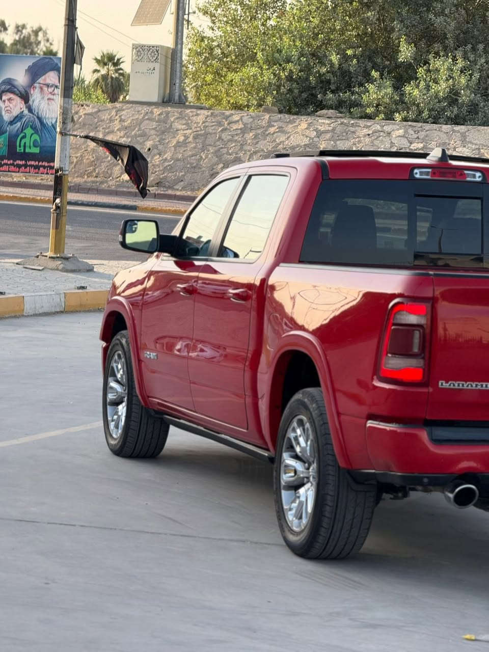 السلام عليكم
رام 2022 لارامي وارد امريكي 
باب طويل بدي قصير المرغوب
صور الحادث موضح كدامك بالمنشور فقط دعامية 
البنيد مصبوغ وحافات الجاملغات 
بيهة كفر بدي 
گير ومكينة بلادي 
1. مكينة 8 سلندر 5700 
2. كشنات جلد تدفئة تبريد
3. كشنات تدفئة وتبريد 
4. مري شفط كهرباء مع خاصية التسخين والتعتيم
5. تشغيل عن بعد
6. صندوك كهرباء
7. خزن ذاكرة للكشنات
8. دوسات كهرباء
10. سكليتر والبريك كهرباء
11. شاشه تيسلا
12. ستيرن تدفئة
13. شاحن لاسلكي
14. حساسات امامية خلفيه
15. منظومة زينون بلادي
16. رادار تحذر ونقطه عمياء

مكاني بغداد الامين الثانية 
السعر 335 ورقة 
***********
