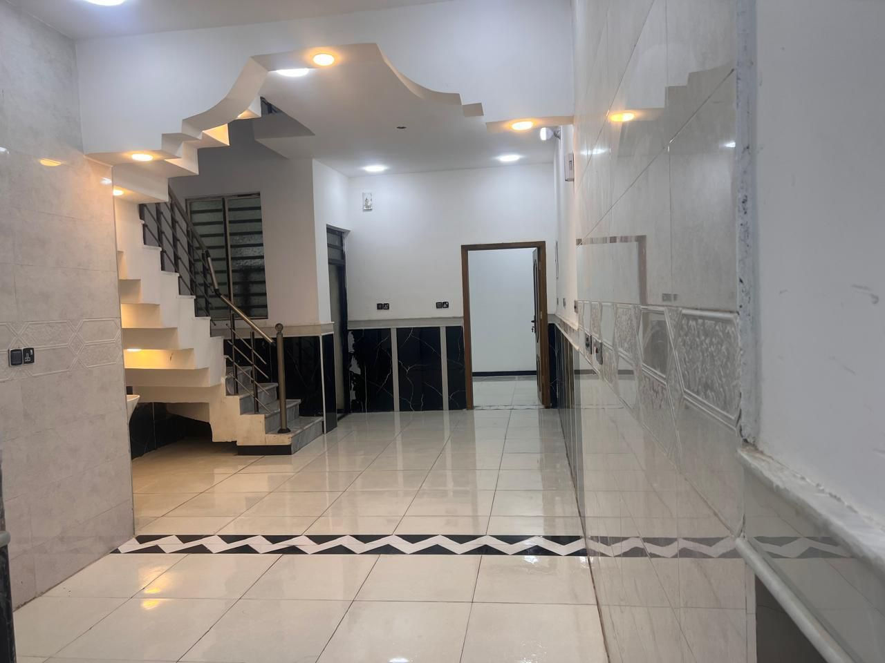 ألهم مصلي ع محمد و ألي محمد 
السلام عليكم 🫡 ورحمة الله وبركاته 
بيت 🏠 المساحه /100/ متر/ 
أبنأء حديث 💎 جهأز ألسكن ⚜️
في منطقة مغربه // 
قرب مطعم حسين النظيف 🍔

الاستفسار ع الأرقام التأليه 
الاتصال 📞***********
