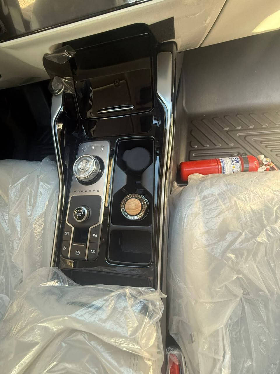 كيا سورنتو VIp V6
 محرك 3500cc V6
 7 راكب –   
 العداد 17,000 كم فقط
قمارة حديد
 PPF  مغلفة
بالكامل حتى القمارة  

🔹 المواصفات:
 4 كاميرات 360°
رادارات أمامية وخلفية
 توقف ذاتي لمنع الاصطدام
ويل 20
 كشنات منفصلة ومريحة VIP
🌈 إنارة محيطية داخلية
📟 شاشة عدادات رقمية

🔧 الحالة والضمان:
✅ السيارة شبه جديدة ومحافظين عليها
🛡️ خاضعة لضمان الشركة الدولية
⚙️ المحرك + الكير + الكهربائيات مكفولة بالكامل
🧱 ضرر بسيط سابق بالدعامة الخلفية وتم تصليحه تصليح نظيف بدون صبغ
🚦 قيادة ناعمة وسلسة بالشارع

💰 السعر: 35,500 دولار
***********
