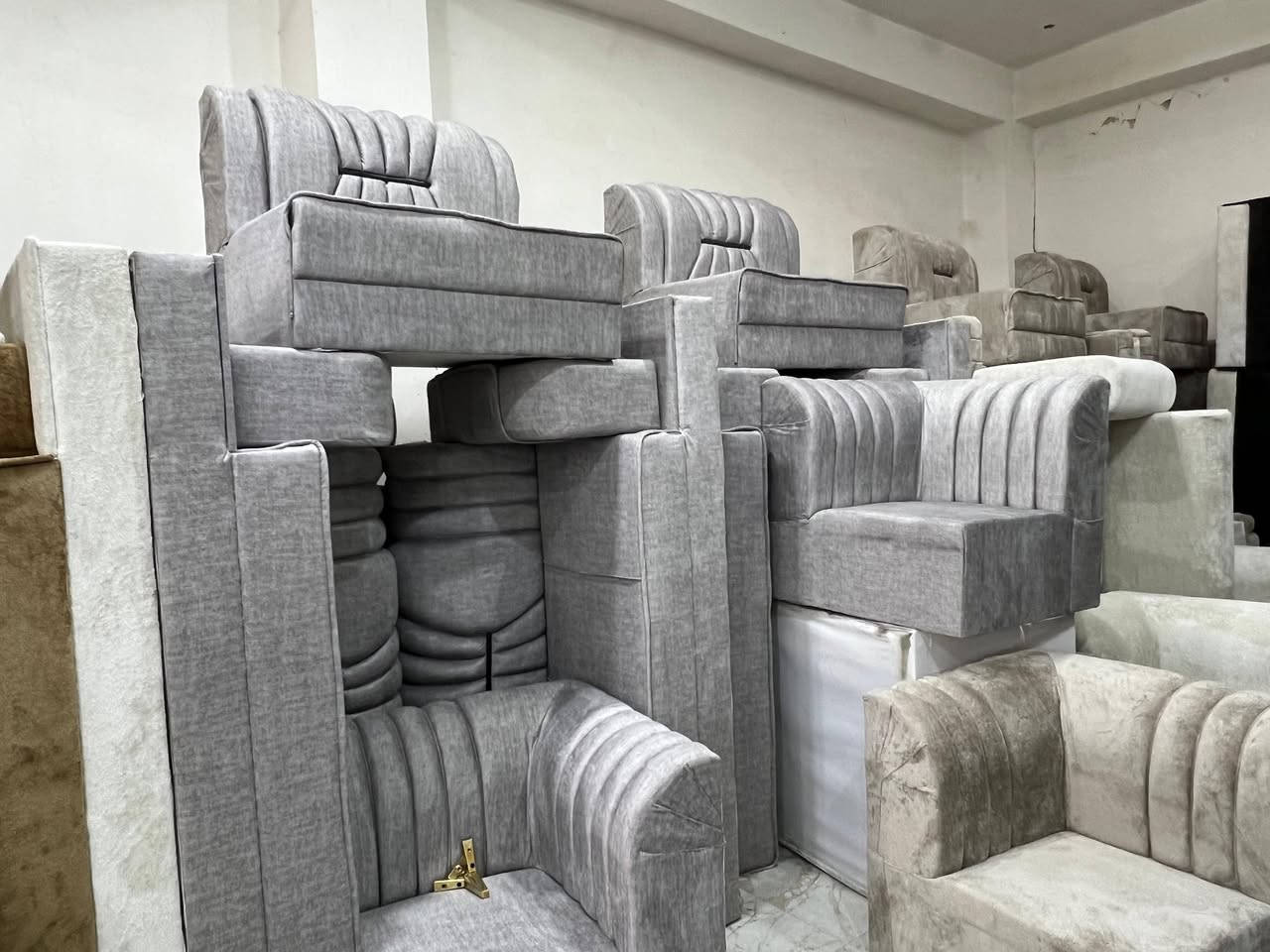 كل ما هو جديد وعصري تجدونه في 
معرض مودرن هاوس الشطرة   
#تحطيم_الاسعار
#موديلات_حديثة
#الوان_مميزه
#شغل_درجة_اولى
#تخفيض
وكذلك متوفر #بالتقسيط_المريح_بدون_مقدمة
@أبرز المعجبين 
***********
