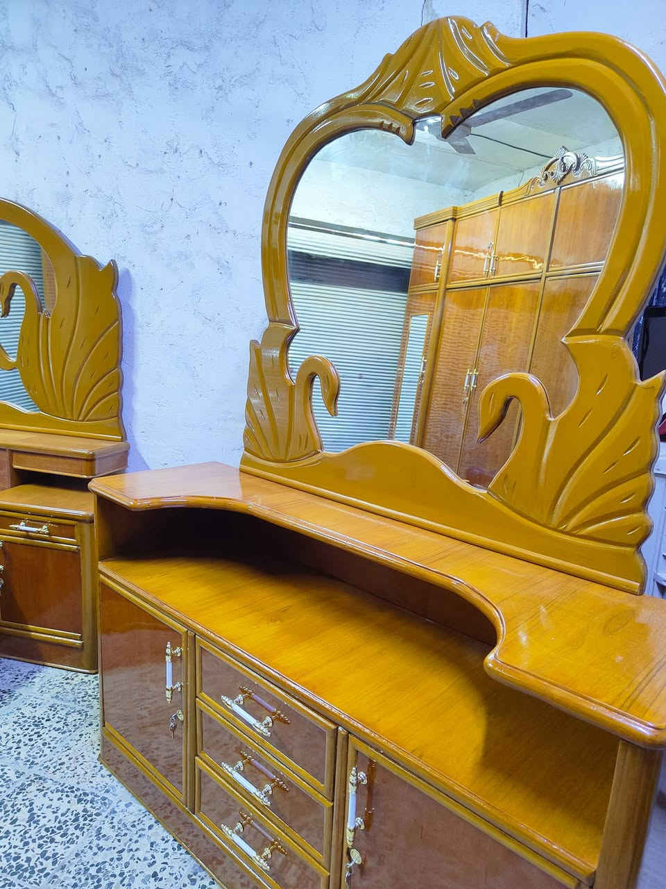 غرفة ام 6 طابقين تزكام صاج نضيفه جدا سعر 950 وبيها مجال الشراي يتصل مكان نجف حي الجزيرة ***********
