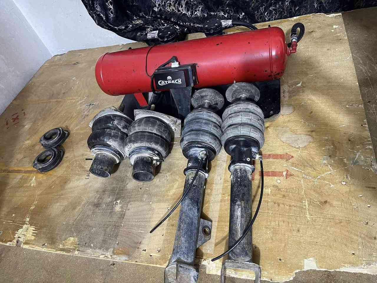 جوبلسات 4قطع CAT BACK
البيع كاملات من اي نقص حته ريموتهن موجود 

فقط جارجر اوبامه جانجر موستنك جميع الرياضي يرهم

متوازي بيعتهن  جانن مشدودات بل سياره وفتحتهن 

قيمهن وخذهن لحد يكسر بسعرهن فدوه اليردهن يدخل خاص 😮‍💨

رقمي ***********
