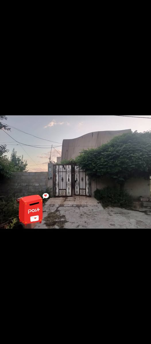 بيت زراعي في حاوي الجوسق جهة جامع احمد سلطان الحديدي
مساحة البيت 140متر طابق ونصف مع قطعة أرض 110متر  

الدار يتكون من:

كراج 

استقبال 
 
هول داخلي 

مطبخ

اربع غرف نوم،،

...كارت بلدية...

للاستفسار الاتصال ***********
