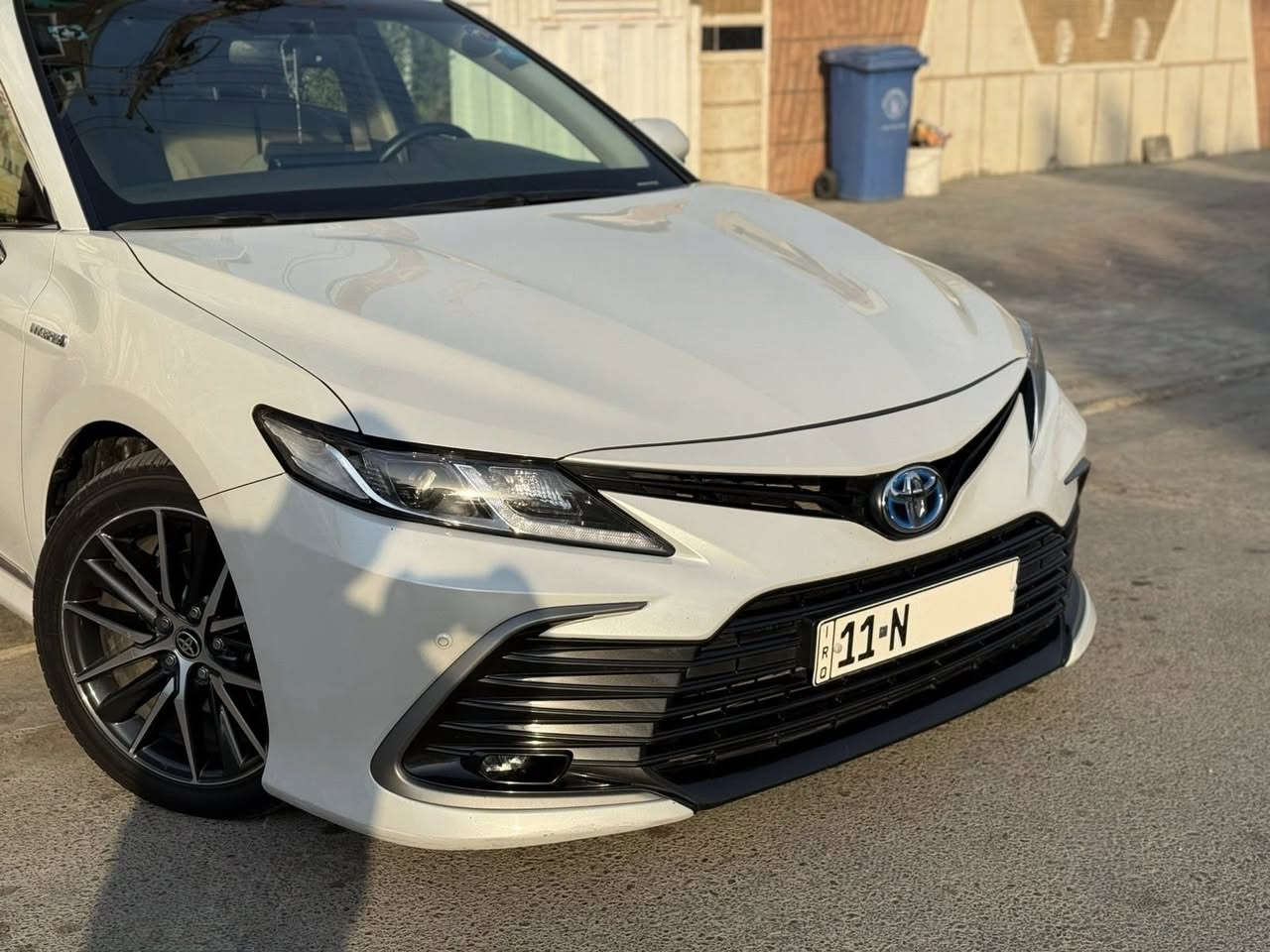 السلام عليكم 
تويوتا كامري 2024 خليجي وكالة عبد اللطيف ع ايد وحدة من الشركة لحد الان 
ماشيه 41 الف كيلو متر سنويه جديده رقم دولي جديد بسمي
فول مواصفات 
-بصمة عدد 2 
- كراسي كهرباء
- كامرا خلفيه 
-حساس امامي وخلفي 
- لد امامي 
-فتحه سقف 
-تبريد بيانو 
-مري شفط 
-اشاير بالمري 
-تحكم ستيراً 
-سايد بريك دكمة 
-اوتو هولد 
-3 انظمة قيادة 
-بردة خلفية
-شاحن واير ليس
-كروس سرعة 
-مري شفط
-ويل كب كروم حجم 18 
-قطعتين تبريد
-شاشة ابل كار بلي
-سبايدر خلفي 
-محرك حجم 2500 هايبرد 
وبعد بيها هواي مواصفات 
السيارة مكفولة كفالة عامة عدة بارد بل باب لخلفي مقدار 10 cm وبيها تكحيل كارت بل باب مال سايق مقدار شبر فقط غيرها كفالة عامة 
📍مكان السيارة بغداد البنوك 
و السعر 💸: 215 ورقة وبيها مجال بسيط 
للاستفسار : ***********
