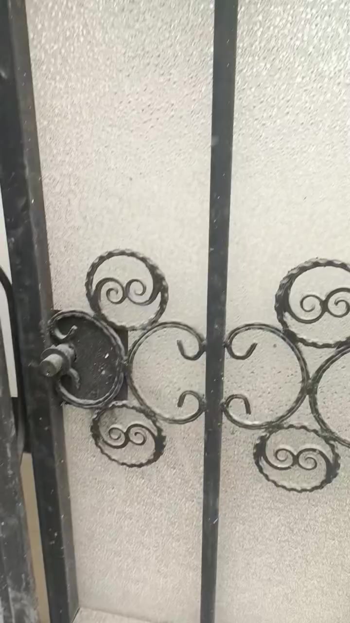 توجد شقة للايجار طابق ارضي
بناء حديث مساحه 100  متر
العنوان / تاجيات مجاور المرور خلف شارع 20 

الاتصال او مراسله صاحب الملك ***********
