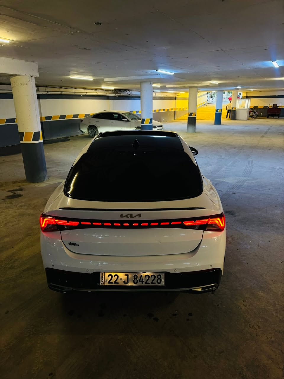 K5 2022
السياره ex اعله مواصفات بالكي فايف (اعلى من gt line)
كشنات جلد تدفئه تبريد+ خزن ميموري 
كامرات ٣٦٠ (اربع كامرات)
سستم صوت bose
سقف بانوراما
مري قلاب
تحديد مسار
ستيرن هيتر 
قطعتين تبريد
رادارات امامي خلفي ونقطه عمياء
محرك 1600 تيربو 
كير ٨ نمر
وباقي المواصفات المعروفه 
السياره حادثها سطحي بدون ايرباك جاملغ امامي وبابين ونص جاملغ خلفي 
السياره كلش جديده ونظيفه 
  واتساب ***********
