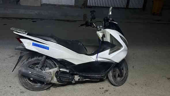 السلام عليكم للبيع أو مراوس.  Pcx جيل ثاني ياباني ١٥٠ سكيورتي. دراجه خرسه كهربائيات كلها شغالة حساسات سدحام ستان كيلو متر كلها شغالة الدراجة مكفولة من كل شيء تجي تأخذها من الباب دراجة ما صارلي أسبوع من جفتتها السعر مليون و 400 وبيها مجال و إذا ما عندك تجي تأخذها بلاش وتروح المكان بغداد مدينة الصدر الكفاءات الرقم                        ( ***********) اوراقها كاملة مكملة
