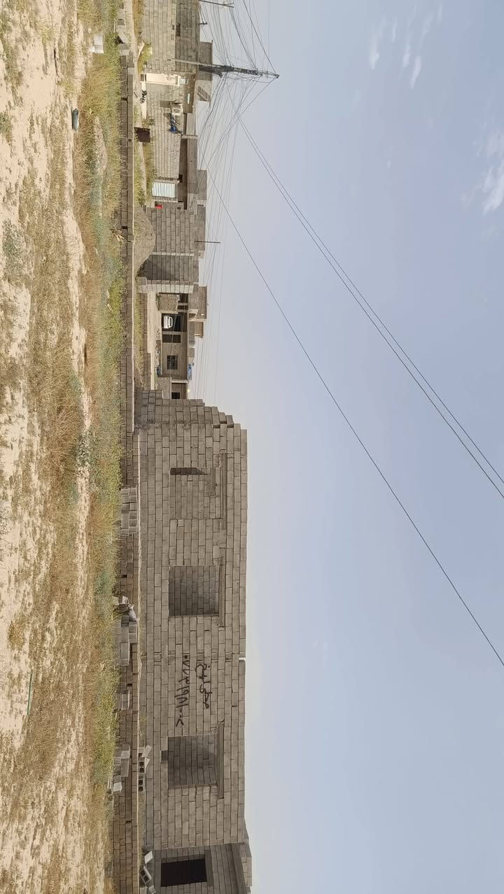 الدار للبيع مساحه القطعه 360متر متكون من غرفتين وصاله وربعه ومطبخ وصحيات خارجيات وداخليات السعر 17وبي مجال مكان البيت روتانا قرب بيت سعد ناجي  رقم الهاتف ***********
