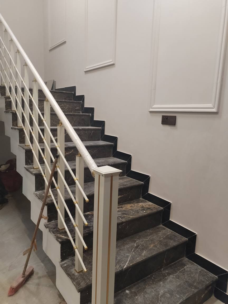 السلام عليكم
بيت جديد درجة أولى

موقع ممتاز في وسط البصرة

مناوي لجم خلف المطحنه ومستشفى ومدارس الفرهيدي

 ثاني شارع يبعد عن الشارع الرئيسي اقل ١٠٠ متر

منطقه حالياً قيد العمل تبليط وخدمات

بيت جاهز مجهز من كل شي

عوزه فقط صبغ واجهة

بناء طابوق

الصور واضحة

شرط كل شي بي درجة من أبواب تفصال صاج

من ابواب المنيوم كلها مقطع ٥٧

حديد كلها تفصال هندسي ٤ملم

سقيفه درجة أولى

ارضيه بورسلان

تاسيس ماء تركي خلاطات دفن تركي

مجاري درجة أولى 

كهرباء دفن كلها الفنار سعودي مع ايرث 

لدات كلها بريطاني مو منا مشريهن

ثريات مع البيت

مراوح ذكيه مع البيت عدد ٤

سبالت ٥ مع البيت كلهن ع الفحص

٢ طخم قنفات مع البيت واضح بالصور

مساحة ١٦٠ متر

واجهة10 نزال 16

طابق واحد عالي عن الشارع

غرفه عدد٢

الكبيره 5.25x4 مع حمام سويت

الصغيره 4x4

استقبال 5x4

صاله كبيره ع عرض البيت

مطبخ 5.25x4

 حمام مشترك داخلي 1.25x2.60

حمام خارجي مشترك ايضاً

درج مرمر محجر تركي

طرمة 7x3

جزامة خارجية واضحة

مخززن قناني غاز خارجية دفن

ماطور ماء ايطالي + ٢ تانكي اسأله + حلو 

خط انترنت دفن

كامرات مراقبه دفن

كهرباء ثري فيز

مي ٤ خطوط حار بارد حلو مباشر

حمامات مطبخ سيراميك

حتى بيتونه مسويها جبس وبيها ثريه

نقاط سمارت ذكيه تحكم في الاناره حسب التوقيت

سمارت للتلفزيون تحكم اطفاء وتشغيل صوتي

اليكسا مع البيت

وبعد هواي تفاصيل

البيت صبغ جوتن ملبوخ ومسحوب معجون كل البيت

مع البيت معارض بلازمه عدد ٢

رقمي *********** للتواصل
السعر ٢٠٥

طابو زراعي عراقي وكاله محكمه

قريب ع مول الخوره ٥ دقيقه مشي
