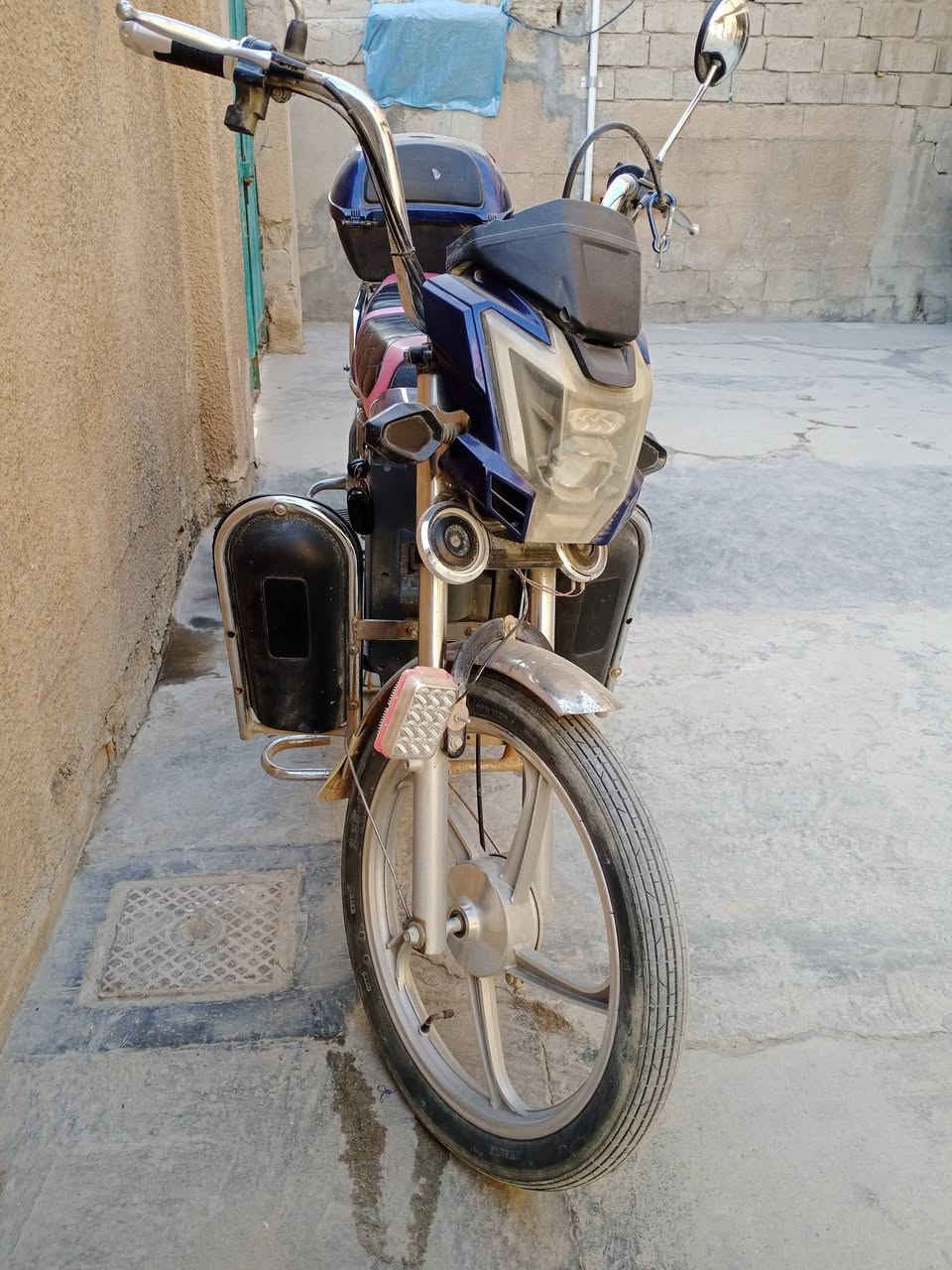 السلام عليكم ورحمةه الله 

من رخصة الادمن....
دراجة شحن للبيع النظافة كما موضح في الصور شغالة من كولشي فقط تبدل بطاريات السعر المطلوب 400 الف وبي مجال للاستفسار اكثر ***********
