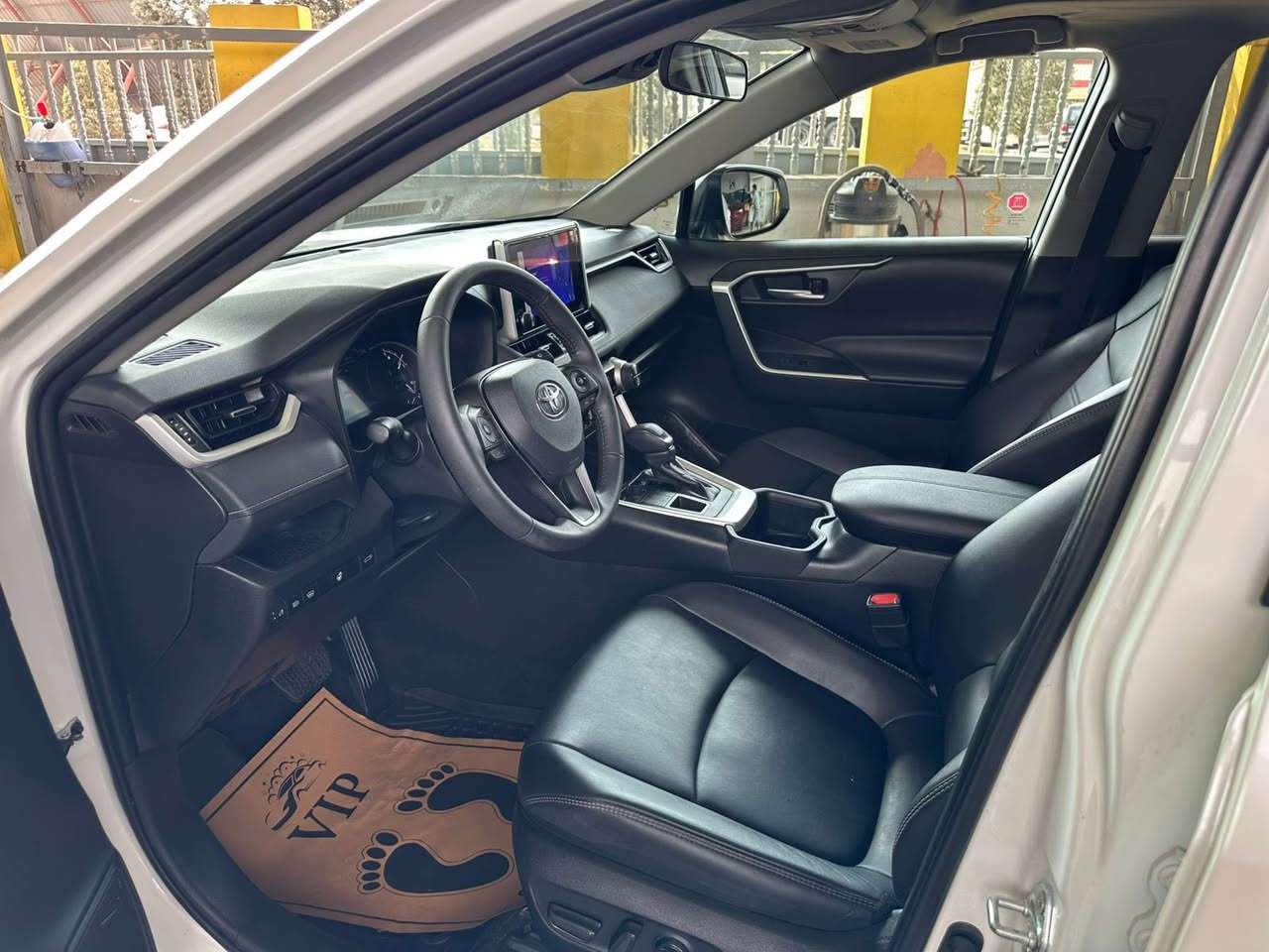 السلام عليكم للبيع تيوتا RAV4 موديل 2024 رقم اربيل تحويل وكاله اني حاضر 
السياره فول مواصفات xle بريميوم جديده السياره ماشيه 25 mi فتحه ودبل بصمه وضعيات قياده ورادارات كشنات جلد كشن كهرباء صندوق كهرباء وكلشي بيها فول فول السياره حادثها نص جاملغ خلفي صبغ وباب تبديل ارباك برده فقط مكانها حالين بغداد حي الجهاد  وشكم يوم وتتواجد باربيل السعر 295 وبيها مجال ***********
