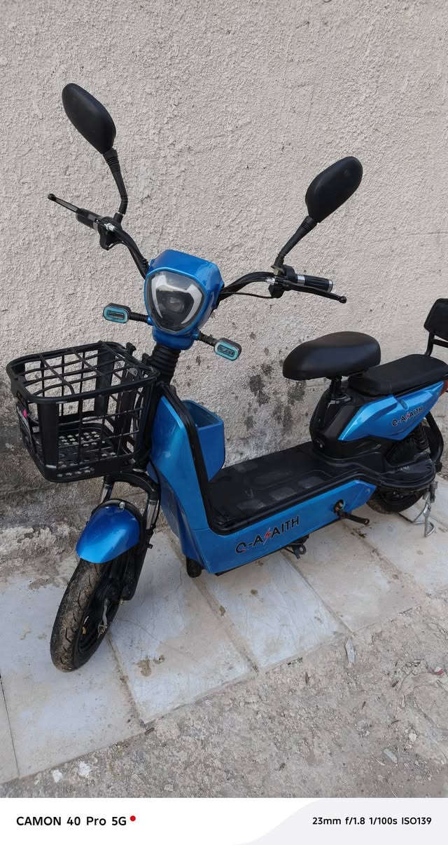 دراجه للبيع محرك بقوة 500 واط السرعه 40 الا 45 
3 اوضاع للسرعه تشغيل عن بعد تمشي 40 كم بشحنه وحدة بطاريه 48 فولت 12 امبير تحمل وزن 100 الا 150 نضام انذار السرقه قفل المحرك زنون ثلجي عالي نصاصي لدات ازرق السعر 200 واتساب *********** وبل خدمه
