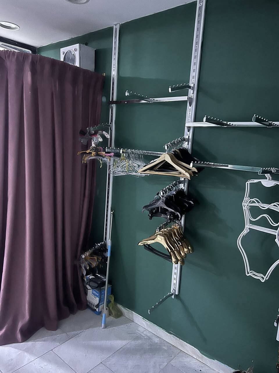 رفوف و مليكانات محل كامل للبيع
رفوف اكثر من 12 م
رفوف حديد ديكور 
طاوله ثلاثي
مليكانات عدد 5 
كلشي للبيع حط سعر يلي يعجبك
تواصل ***********
