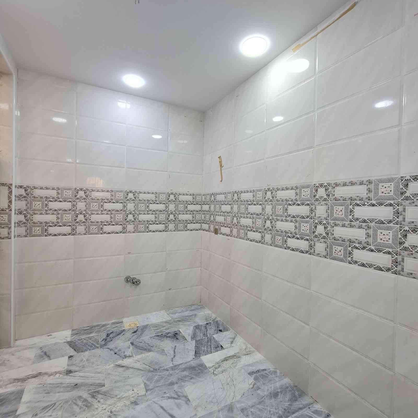 سلام عليكم ورحمة الله وبركاتة 
كربلاء المقدسة 
بيت البيع طابقين مساحه 50متر 
حي الإمام علي 
قريب على مستشفى الكفيل 
يبعد عن الولايه 4كيلو 
الاتصال على الارقام التالية 
***********
***********
