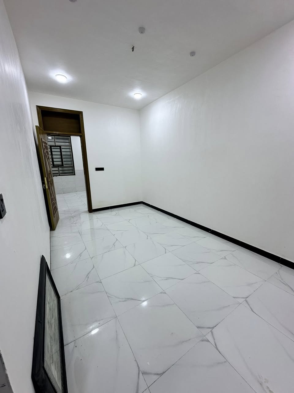 السلام عليكم بيت 
مساحه 125 للبيع 
مكان بابل حله زوير الغربي 
بناء حديث صارله 3اشهر من  كمل بناء 
زراعي سند 25  
ماء كهرباء  
البيت طابقين. الطابق الائرضي صاله +هوال + مجمع صحيات + غرفت نوم 
الطابق الثاني غرفتين نوم + هول + مجمع صحيات 
التواصل ***********
