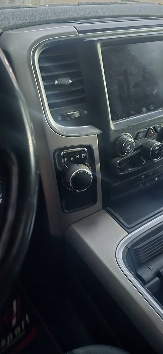 دوج رام موديل 20 ماشيه ٤٨ الف كلاسك بيها جاملغ امامي فقط جديده السيارة رقم اربيل انكليزي سعرها 20 الف  مكانها بغداد ***********
