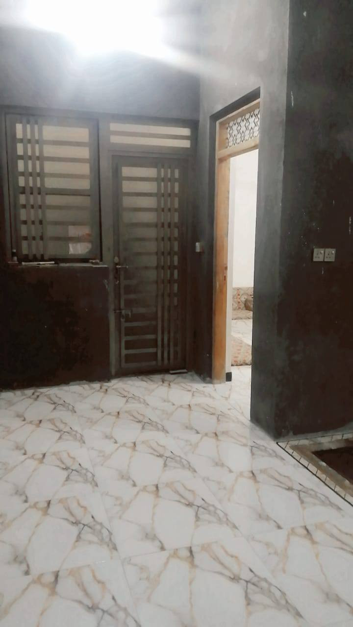 سلام عليكم بيت زراعي للبيع بحي الجوادين مقابيل الإسكان الصناعي  المساحة ٢٠٠متر بنزلت الملاعب  يبعد عن شارع ٤٠٠متر للاستفسار  *********** مبني بيه غرفتين وصاله ومطبخ السعر ٣٠
