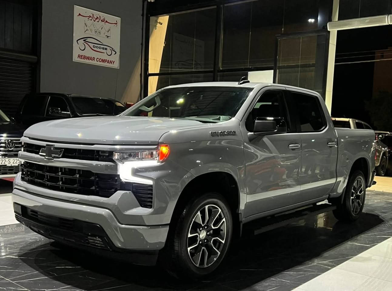 Chevrolet Silverado 2024 LT
   V8 - 5.3L - 4x2

_ موديل : 2024 ي مواصفات LT
_ لون : سمنتي
_گير طرح 
- بصمە و شغال
_  محرك: 5300  , 8 سلندر 
_ ماشيه : 57 ألف 
- شاشە كبير و کامیرا
_گيج الكتروني 
- لایت لید
- کوشین کهربائي
- کوشینات هیتر
- سوکان هیتر
- رادار
- باب طویل بودی قصیر ( مرغوب )
- ویل : 20

_ ضرر :
- 1 قطعە صبغ

_العنوان : أربیل شارع ١٠٠م شارع المعارض/                        اسم الشركة : ريبوار سالار صالح 

  0750 410 9494
  0775 914 9562
