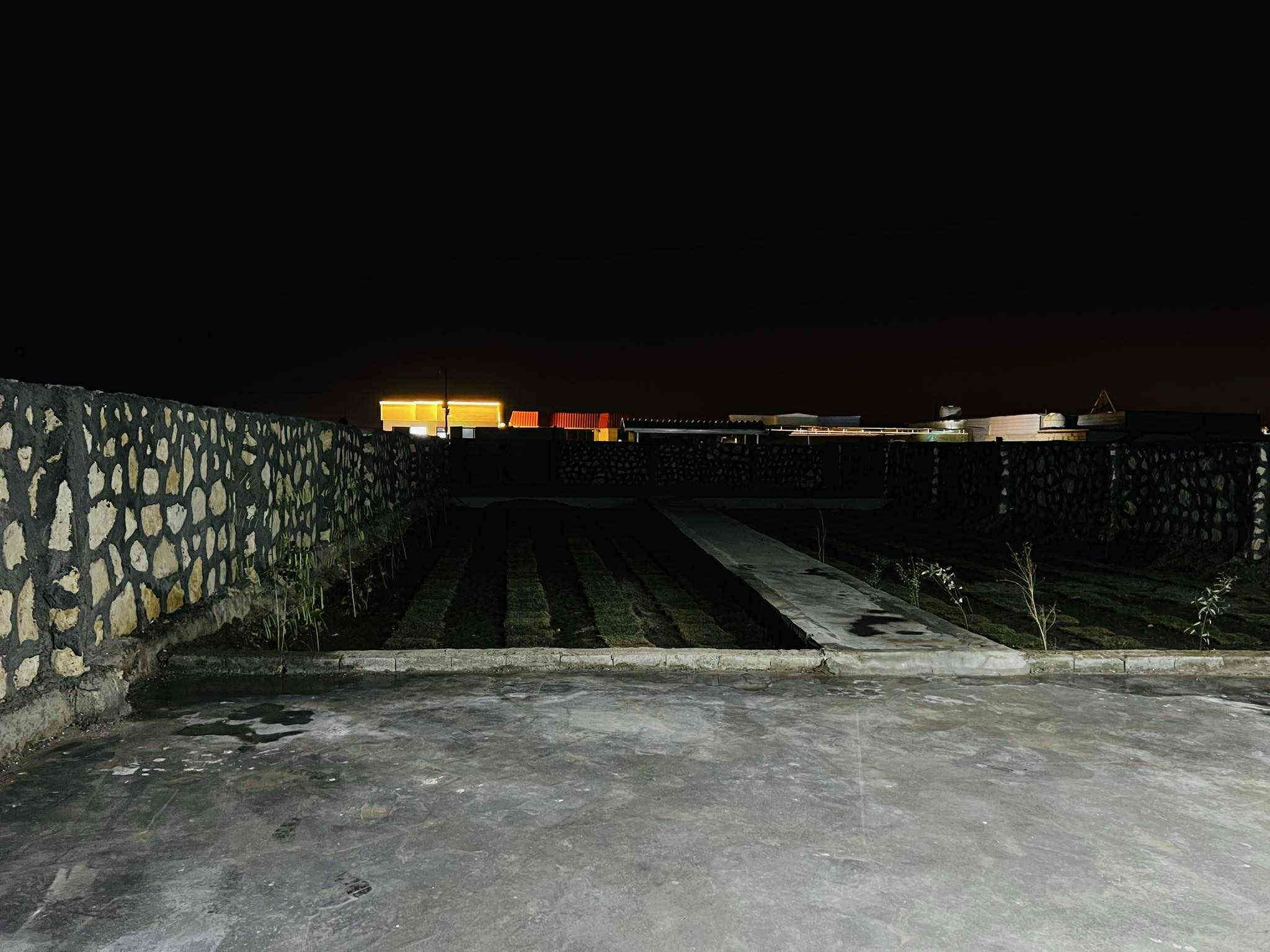 مزرعه للبيع مساحه ٨٢٥ متر مسيجه حجر سند ٢٥ مداور بناء حديث طابوك وكونكريت اساس رفت بيه غرفه 4في4 صاله 6 في 10  مطبخ ٣ في ٤ زاد حمامات وتواليت غربي ع طريق الدغاره ديوانية خلف مطعم واثق بلمازارع ***********
